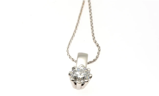 An elegant 0.50-carat diamond pendant featuring a brilliantly cut round diamond set in a classic, finely crafted gold setting. 