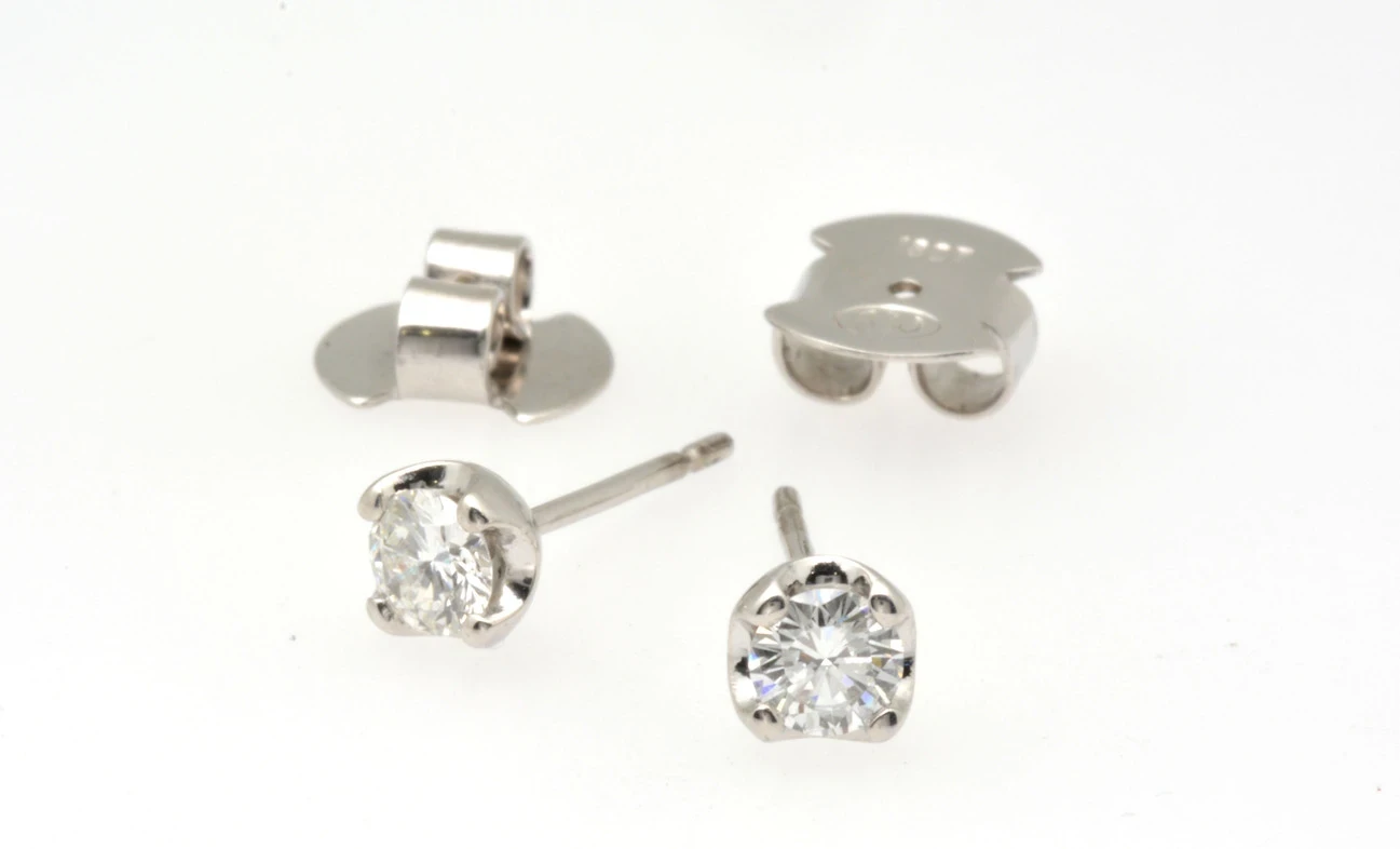 A pair of stunning 18-carat diamond stud earrings, exquisitely set in elegant yellow gold.