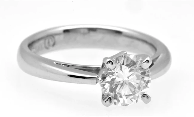 An exquisite 1.00 carat solitaire diamond ring set in a sleek platinum band, displaying exceptional clarity and brilliance. 