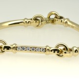 9ct hinged bracelet set with Diamonds