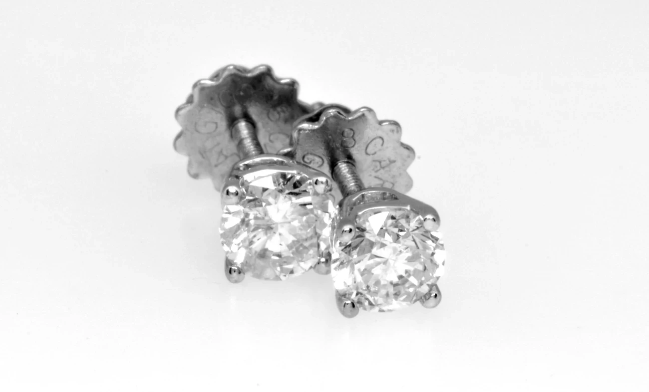 Four claw diamond studs