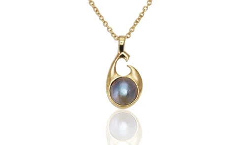 An elegantly crafted pacific blue pearl pendant featuring a lustrous pearl suspended from a delicate silver chain.