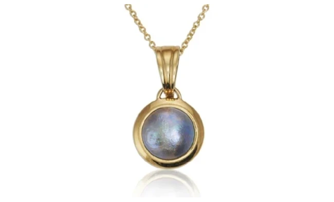 Beautiful close-up of a Pacific pearl pendant featuring a radiant pearl embraced by a sleek, modern silver setting, capturing the essence of refined luxury.
