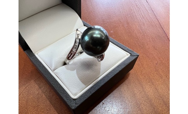 Black pearl ring 18ct white gold and Diamonds