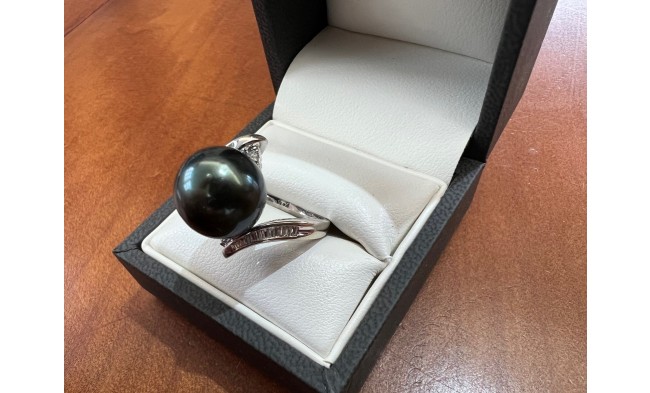 Black pearl ring 18ct white gold set with Diamonds
