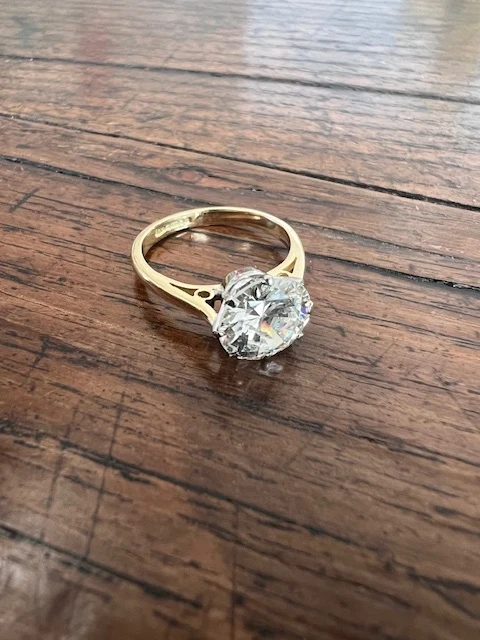 Diamond solitaire 18k gold